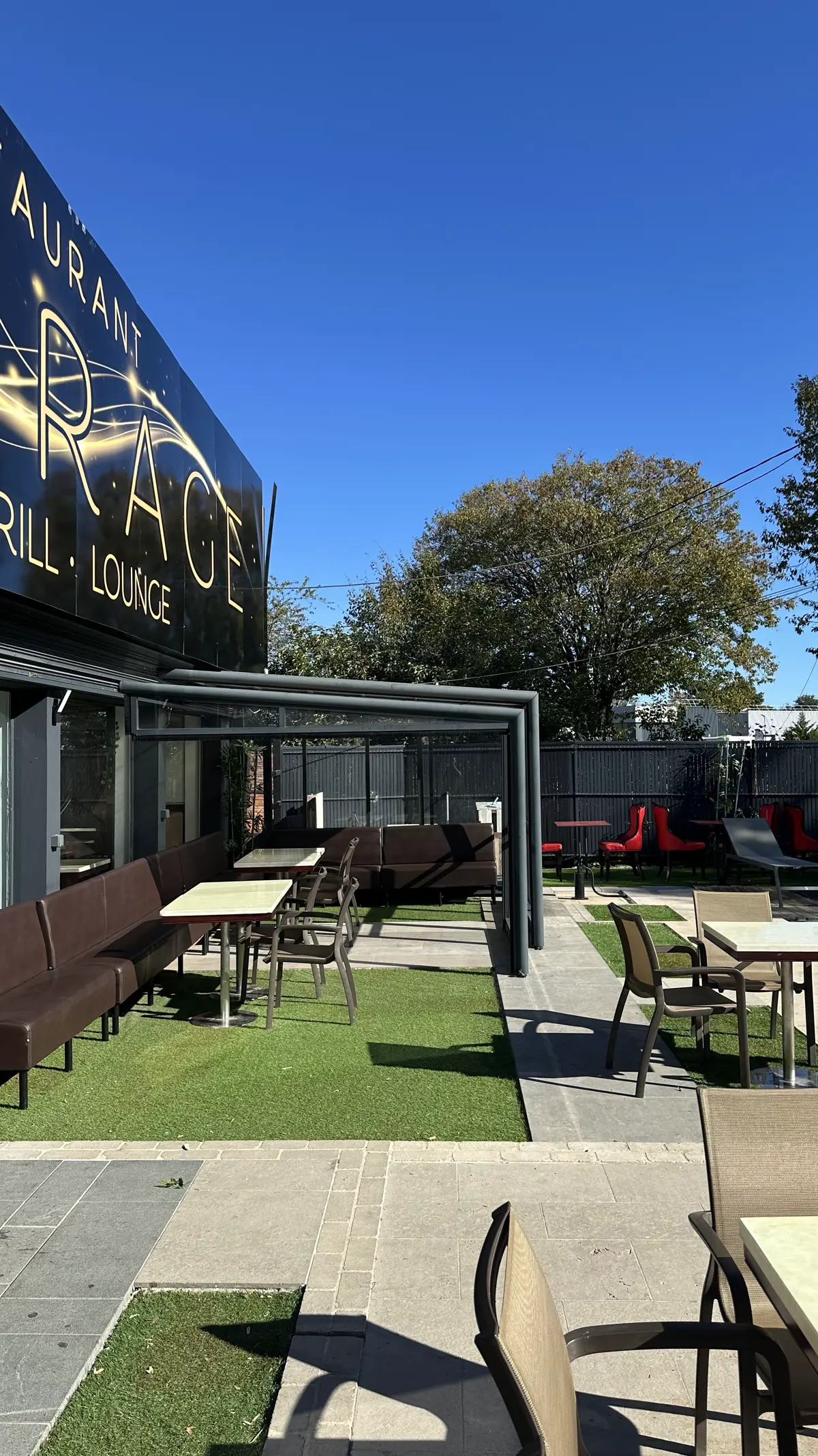 La terrasse couverte et ses banquettes, le long du bâtiment